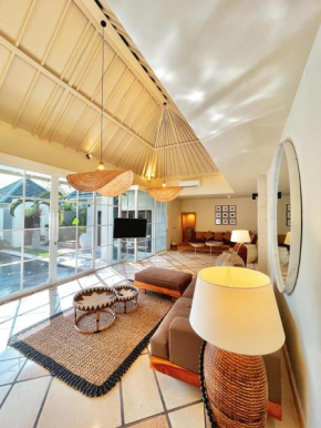 Kaimana Villa - 2BR in Seminyak Walk to Beach